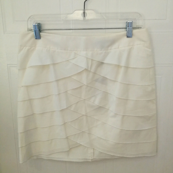 🆕 BCBG size 6 Off White, lightweight Ruffled, Zip Up Mini Skirt - Picture 6 of 9